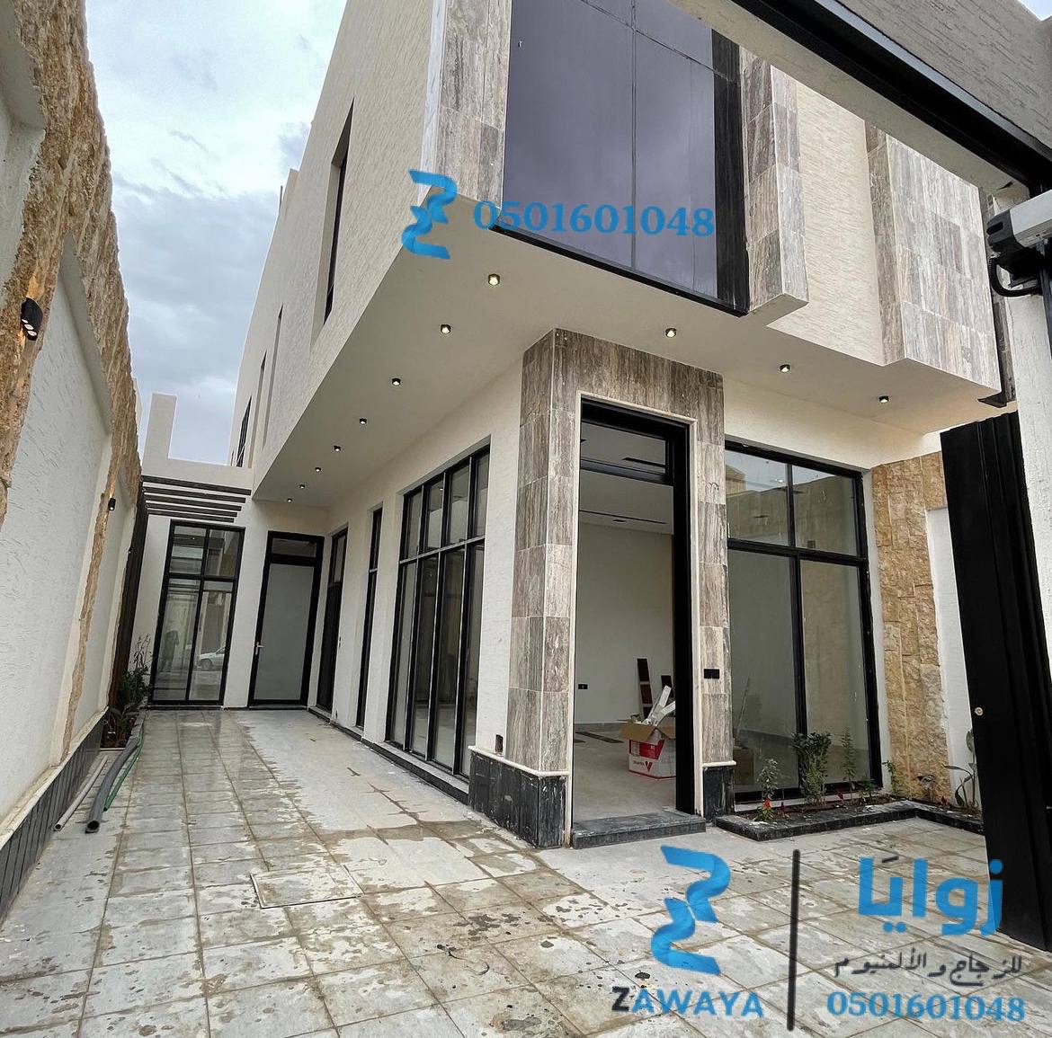 خدمات تفصيل وتركيب الألمنيوم "باب ألمنيوم داخلي، زجاج شفاف، تصميم حديث، واجهة المنازل