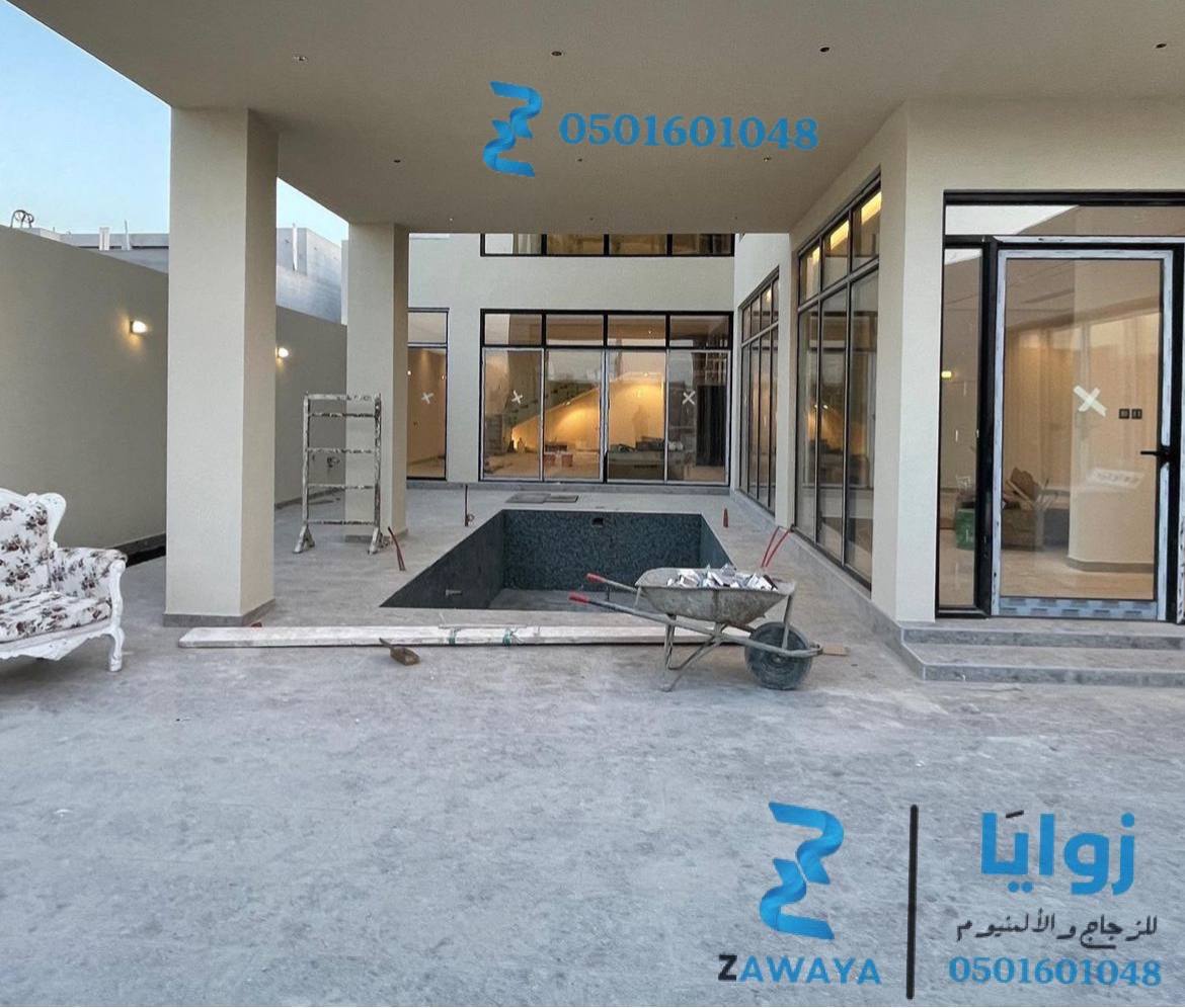 شركة ألمنيوم بالرياض باب ألمنيوم مصمم خصيصًا للأماكن العامة مثل المراكز التجارية والمدارس.